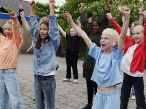 LiedjesLab - Vlieberg Leerlingen Dans Schoollied Buiten 2